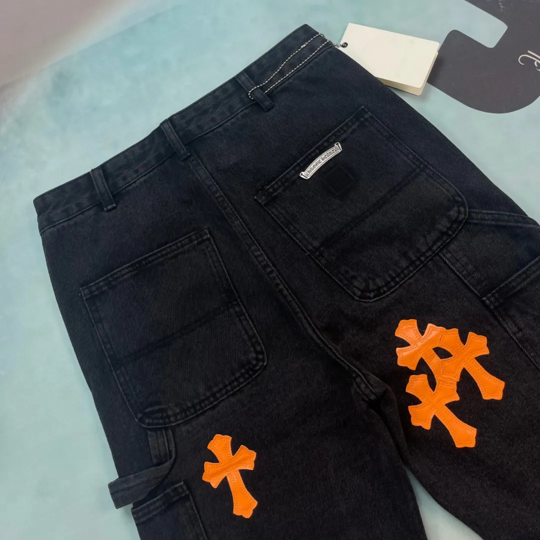 🅿️290 🔘Style No.-KL173 🔘Cro Heart𝐂𝐡𝐫𝐨𝐦𝐞 𝐇𝐞𝐚𝐫𝐭 Black and orange patchwork limited edition Ox King lumberjack workwear jeans* Crow Heart’s iconic dark style is perfect. The hardware accessories of the pants have been distressed, especially the cross-carved buckles, which have a great texture and look very classy at first glance. The orange cross pattern on these pants is so eye-catching and full of design. The fit is also great, comfortable and stylish. Whether you want to wear gothic style, functional style or Y2K style, it can be adapted to all kinds of Asian styles. You can wear it casually and achieve dark street style with ease. The matching suggestions are as follows: Gothic style: Pair the upper body with a black printed short top, then put on a pair of black thick-soled Martin boots, and match it with some silver gothic accessories, such as a cross necklace, to directly transform into a gothic hottie/cool cover. Functional style: Wear a black quick-drying bottoming shirt inside, a multi-pocket functional jacket on the outside, a pair of tactical boots, and a large-capacity functional bag, which is full of functional style. Y2K style: Wear a colorful midriff-baring crop top, pair it with thick-soled sneakers, such as Balenciaga's Track series, add colorful sunglasses and some beaded jewelry, and you'll look like a Y2K millennial hottie/hipster.  Size: M L XL XXL (28.30.32.34.36) Color: Black